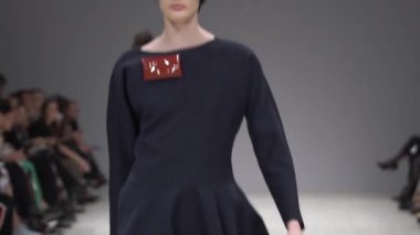 Moda gösterisinde podyumda kadın manken