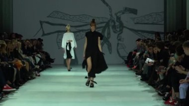Moda gösterisinde podyumda kadın manken