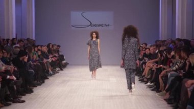 Moda gösterisinde podyumda kadın manken
