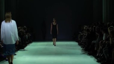 Moda gösterisinde podyumda kadın manken