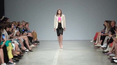 Moda gösterisinde podyumda manken kız.