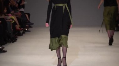 Moda gösterisinde podyumda manken kız.