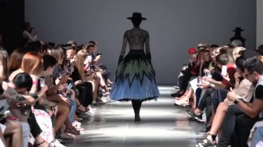 Moda gösterisinde podyumda manken kız.