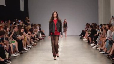 Moda gösterisinde podyumda manken kız.
