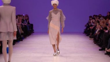 Moda gösterisinde podyumda manken kız.