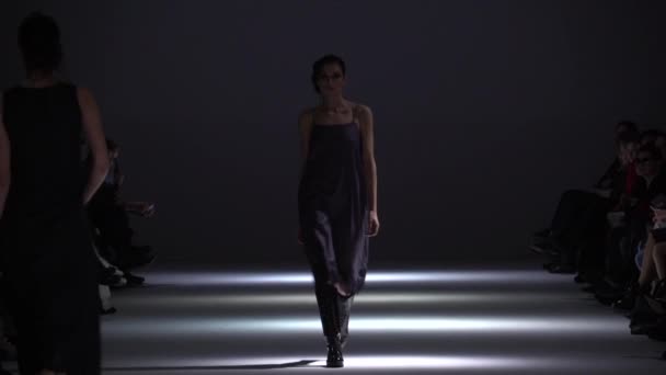 时装表演时时装秀上的女模特 — 图库视频影像