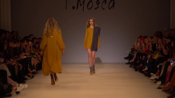 Modelo menina na passarela no desfile de moda — Vídeo de Stock