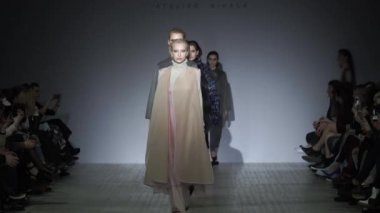 Moda gösterisinde podyumda manken kız.