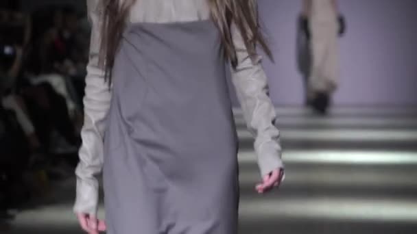 Modelo menina na passarela no desfile de moda — Vídeo de Stock