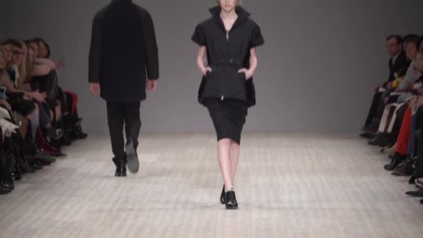 Meisje model op de catwalk bij fashion show — Stockvideo