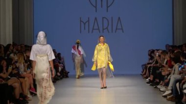 Moda gösterisinde podyumda manken kız.