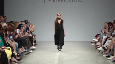 Moda gösterisinde podyumda manken kız.
