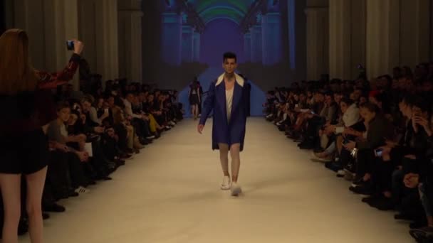 Modeshow. man man model wandelingen op de catwalk. — Stockvideo