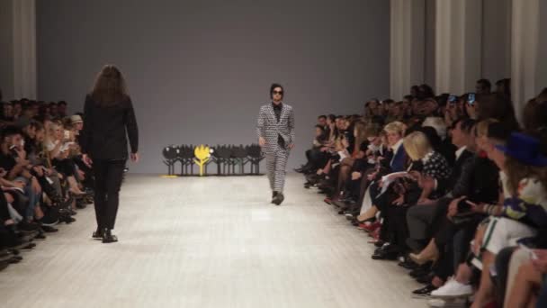 Fashion show. Male man model walks on the catwalk. — Stock Video