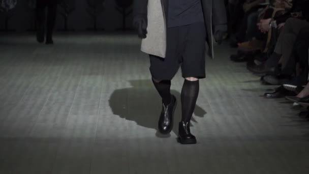 Desfile de moda. Hombre hombre modelo camina en la pasarela. — Vídeo de stock