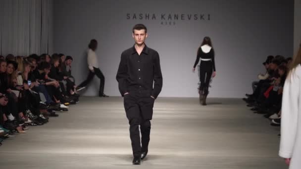 Fashion show. Pria model manusia berjalan di atas catwalk. — Stok Video
