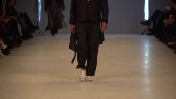 Modeshow. man man model wandelingen op de catwalk. — Stockvideo