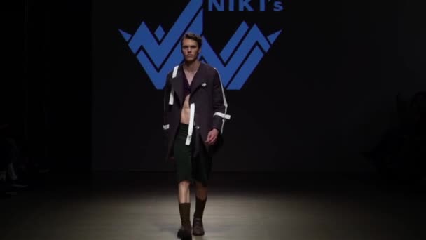 Fashion show. Male man model walks on the catwalk. — Stock Video