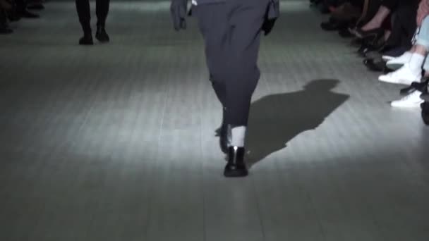 Divatbemutató. Férfi modell sétál a kifutón. — Stock videók