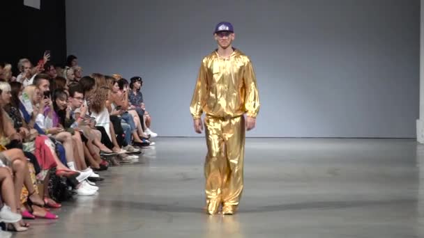 Modeshow. man man model wandelingen op de catwalk. — Stockvideo