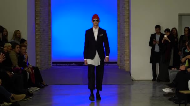 Modenschau. Männlich mann modell walks auf die laufsteg. — Stockvideo