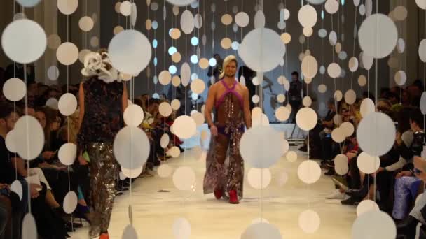 Fashion show. Pria model manusia berjalan di atas catwalk. — Stok Video