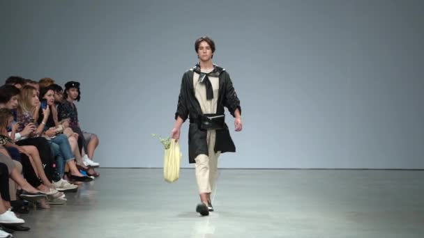 Divatbemutató. Férfi modell sétál a kifutón. — Stock videók