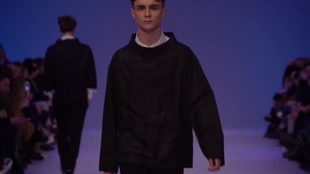 Fashion show. Male man model walks on the catwalk. — Stock Video