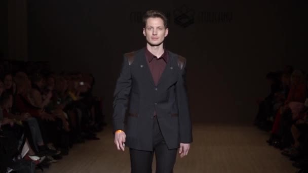 Fashion show. Male man model walks on the catwalk. — Stock Video