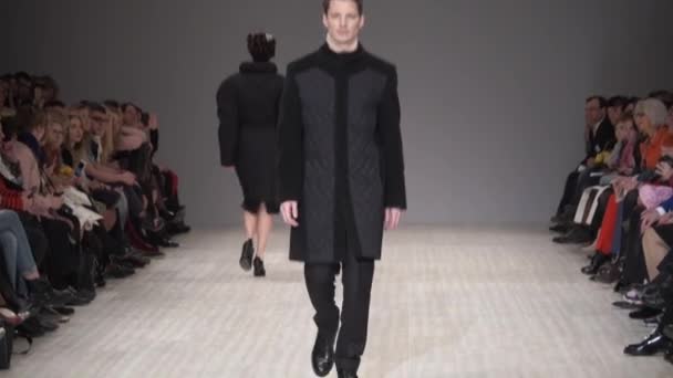 Fashion show. Male man model walks on the catwalk. — Stock Video