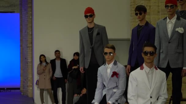 Desfile de moda. masculino homem modelo caminha no o passarela. — Vídeo de Stock