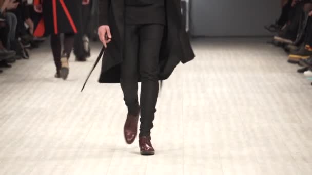 Fashion show. Male man model walks on the catwalk. — Stock Video