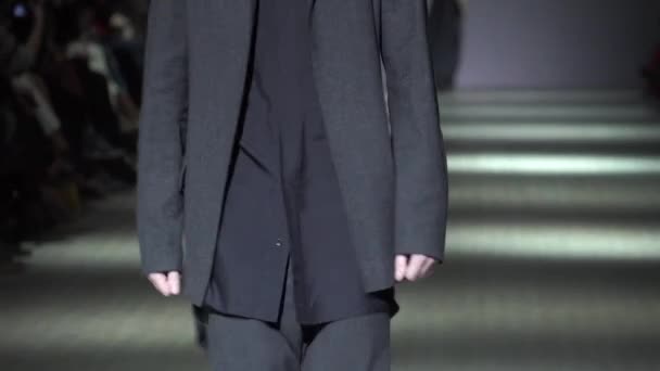 Fashion show. Male man model walks on the catwalk. — Stock Video