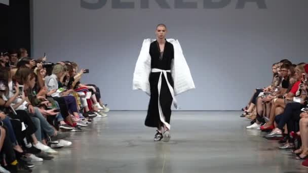 Muotinäytös. Mies mies malli kävelee catwalk. — kuvapankkivideo