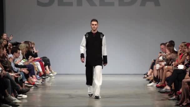 Fashion show. Male man model walks on the catwalk. — Stock Video