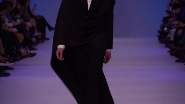 Fashion show. Male man model walks on the catwalk. — Stock Video