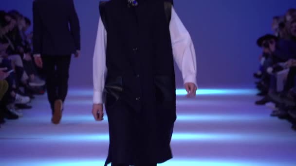 Modeshow. man man model wandelingen op de catwalk. — Stockvideo