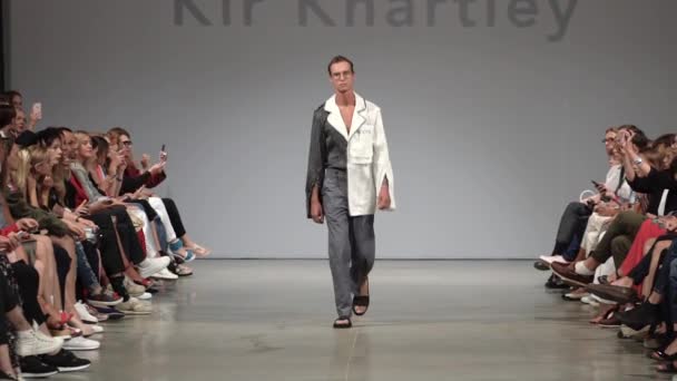 Fashion show. Male man model walks on the catwalk. — Stock Video