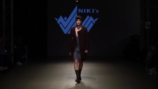 Modeshow. man man model wandelingen op de catwalk. — Stockvideo