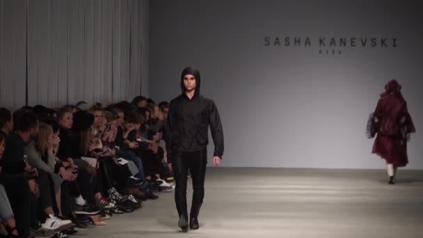 Fashion show. Male man model walks on the catwalk. — Stock Video