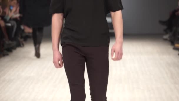 패션쇼. 남자 모델은 산책로를 걷고 있다. — 비디오