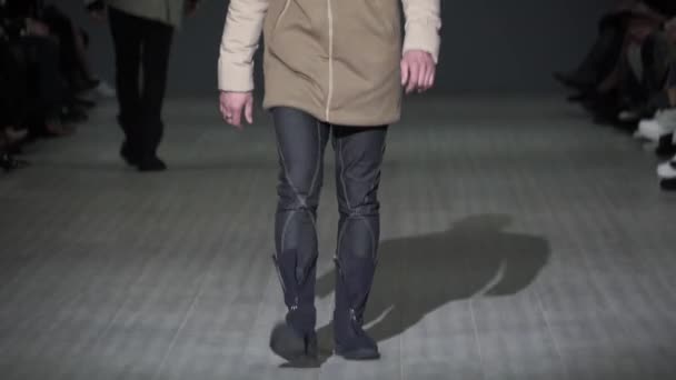 Fashion show. Male man model walks on the catwalk. — Stock Video