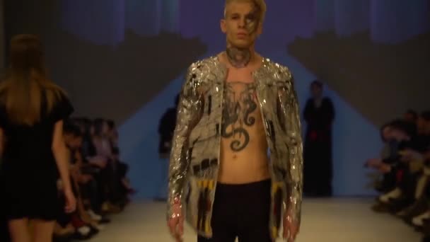 Fashion show. Male man model walks on the catwalk. — Stock Video