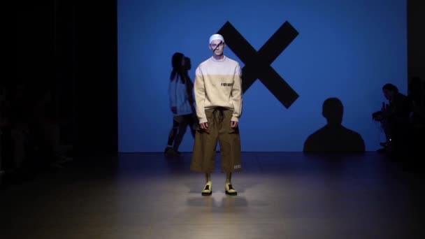 Fashion show. Male man model walks on the catwalk. — Stock Video