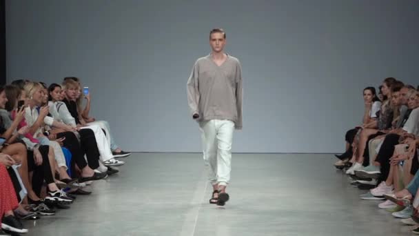 Modeshow. man man model wandelingen op de catwalk. — Stockvideo