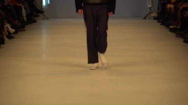Modeshow. man man model wandelingen op de catwalk. — Stockvideo