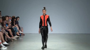 Moda gösterisi. Erkek manken podyumda yürüyor..