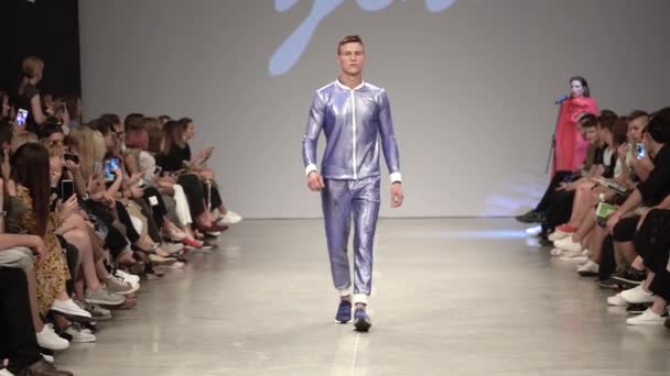 Modeshow. man man model wandelingen op de catwalk. — Stockvideo