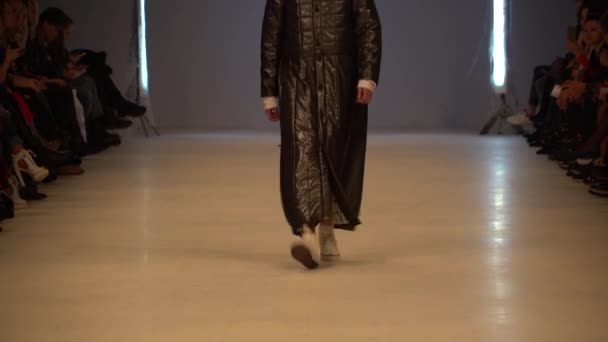 Fashion show. Male man model walks on the catwalk. — Stock Video