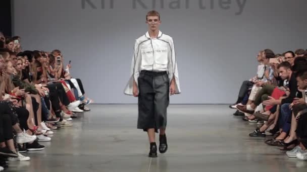 Fashion show. Male man model walks on the catwalk. — Stock Video